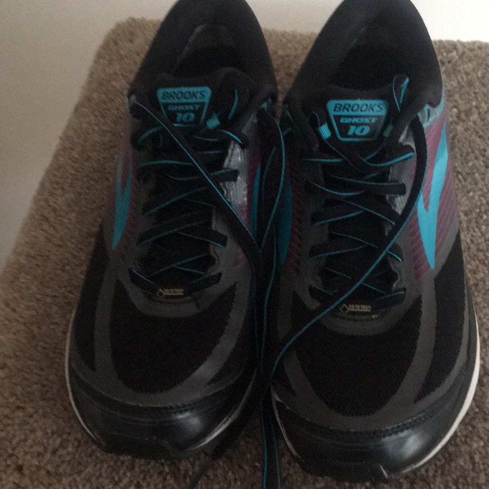 Women’s ghost 10 running sneakers